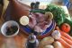 Préparation de tajine de poisson avec légumes et olives