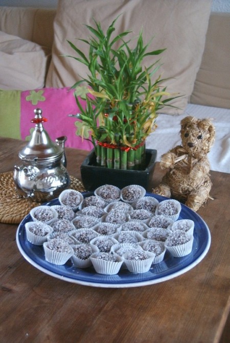 Plateau de truffes, théière et bambou porte bonheur