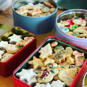 Boîtes de biscuits de Noël faits maison, décorés.