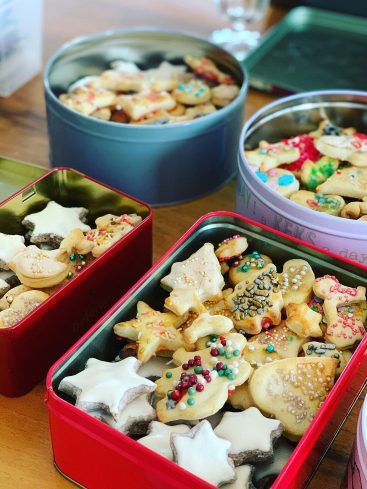 Boîtes de biscuits de Noël faits maison, décorés.