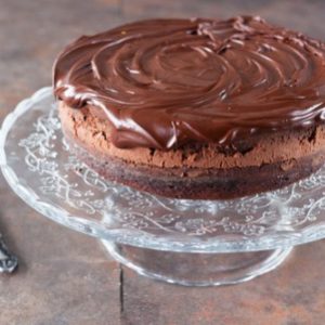 Gâteau au chocolat avec glaçage riche sur présentoir