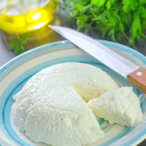 Fromage frais, huile d'olive et persil sur une assiette