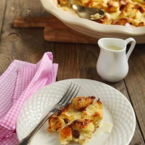 Pouding au pain maison servi, prêt à déguster.