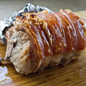 Rôti de porc croustillant sur une planche en bois