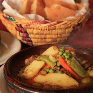 Tajine de légumes et pain dans un panier