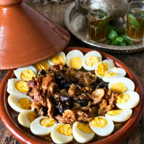 Tajine marocain poulet pruneaux et œufs durs avec thé