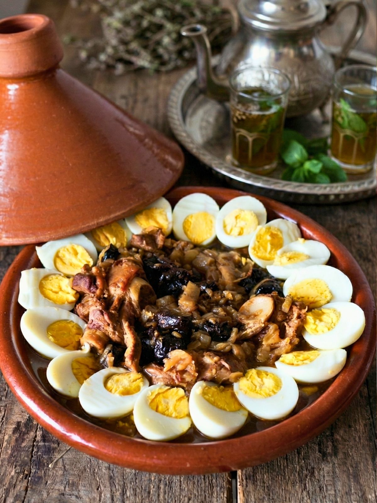 Tajine marocain poulet pruneaux et œufs durs avec thé