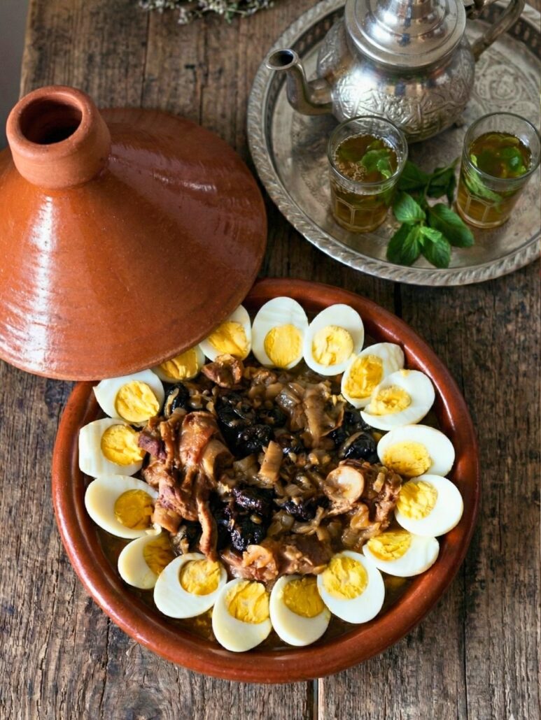 Plat à tajine chaud d'agneau aux pruneaux et oeufs durs