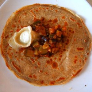 Crêpe de sarrasin avec ratatouille et crème fraîche.