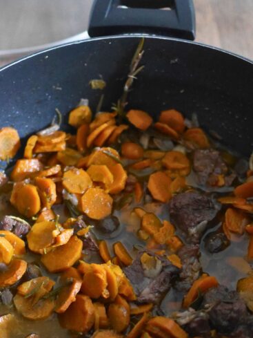 Bœuf carottes mijoté dans une cocotte.