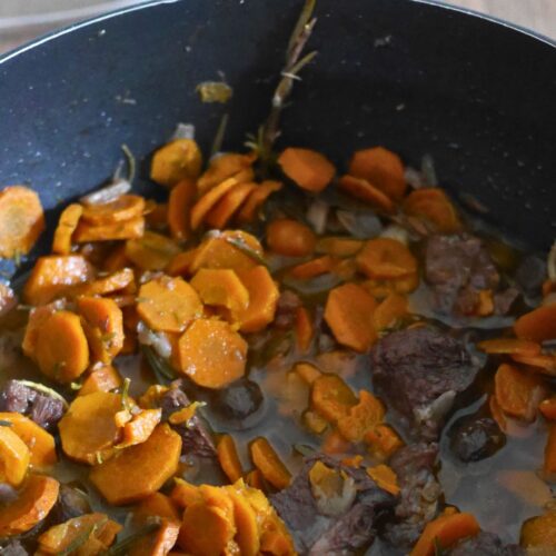 Bœuf carottes mijoté dans une cocotte.