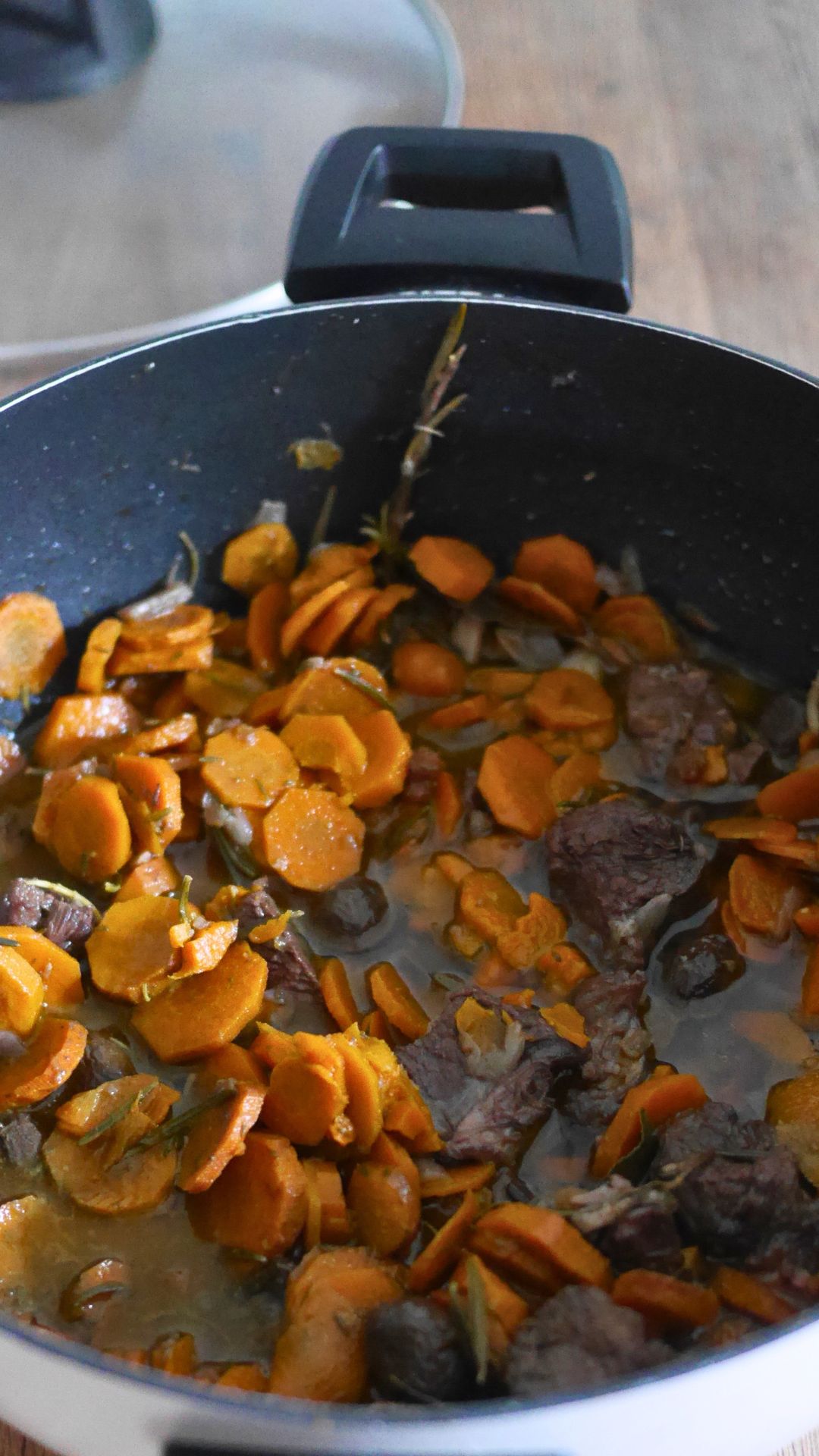Bœuf carottes mijoté dans une cocotte.