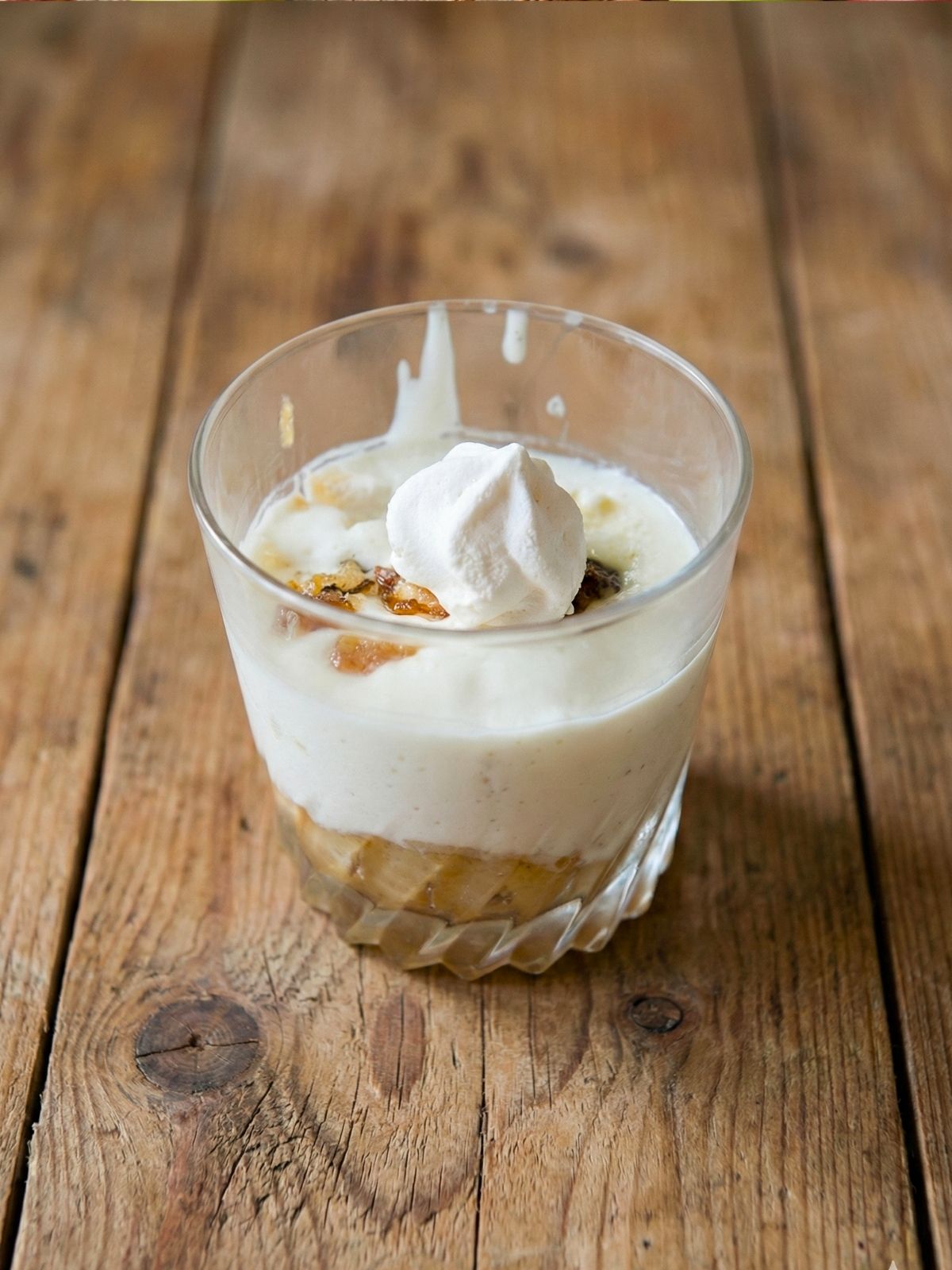 Dessert crémeux en verre avec meringue et fruits