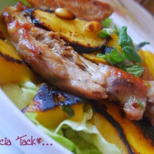 Salade de poulet grillé, courge et herbes fraîches.