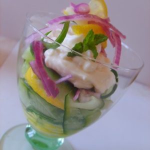 Salade fraîche au concombre, citron et oignon rouge.