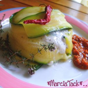 Plat de courgettes, sauce, et purée de poivrons.
