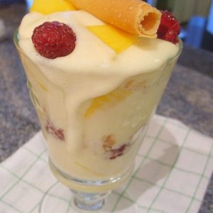 Dessert glacé mangue, framboises et gaufrette