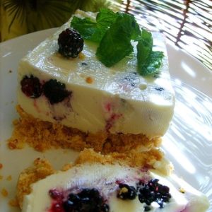 Part de gâteau crémeux aux mûres et menthe