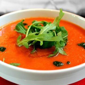 Bol de soupe à la tomate avec roquette et pesto