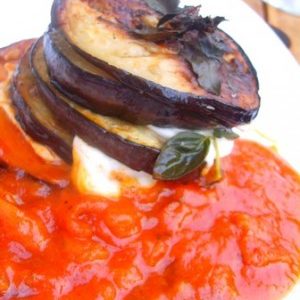 Aubergine grillée, mozzarella et sauce tomate.
