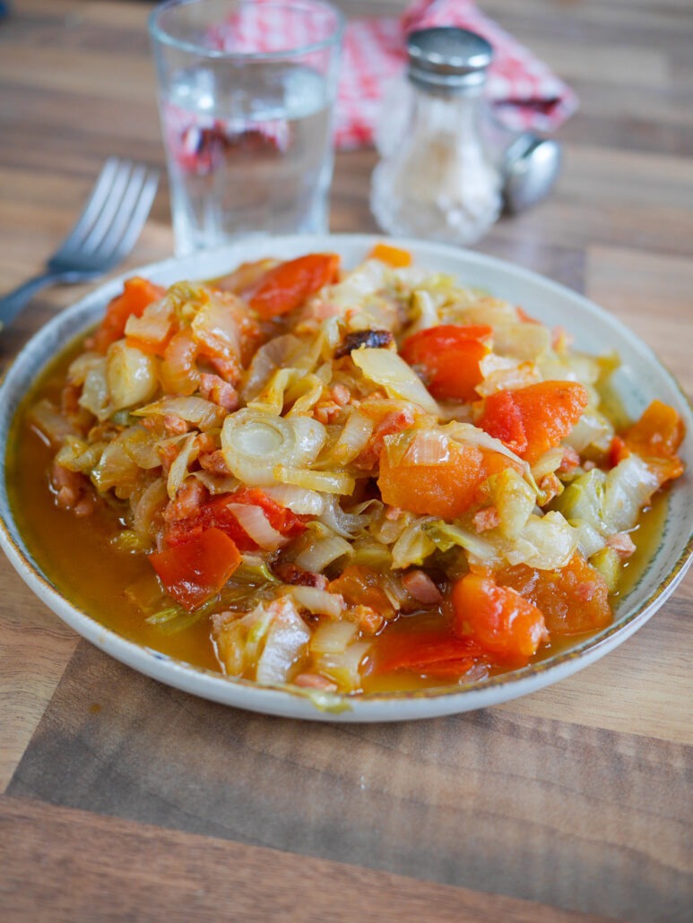 Endives fondantes à la tomate et aux lardons
