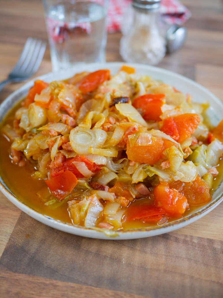 Assiette de fricassée d'endives aux lardons et tomates