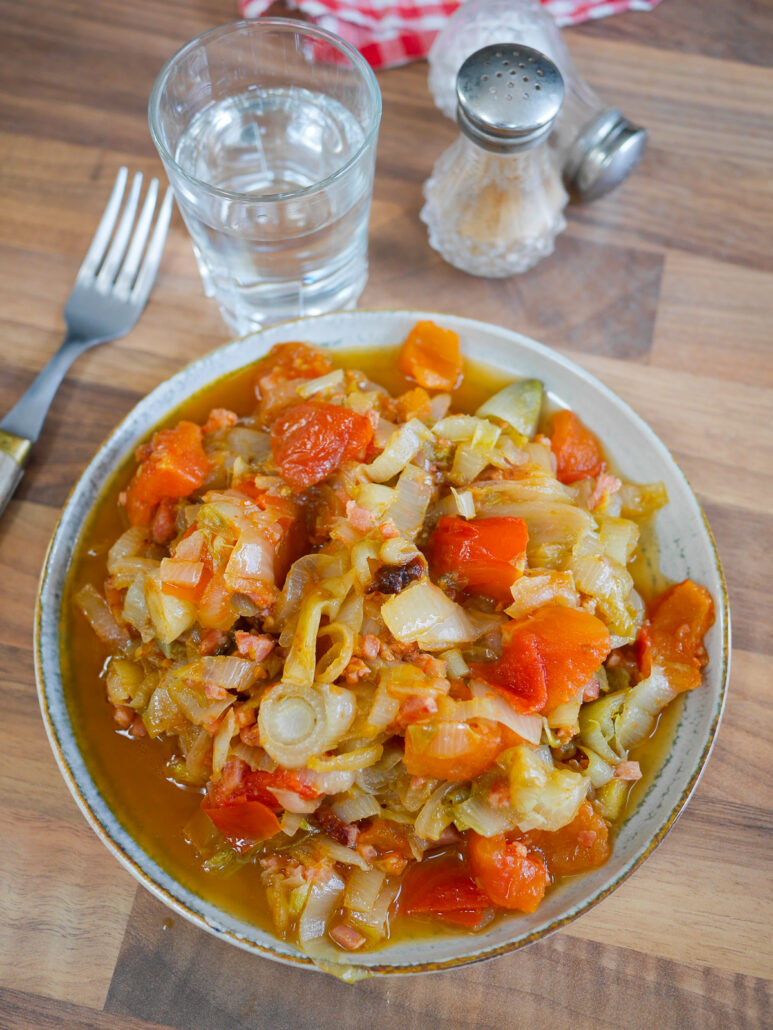 Assiette de fricassée d'endive à la tomate