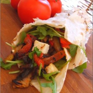 Wrap aux légumes grillés, roquette et tomates fraîches