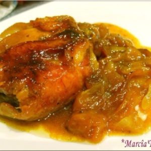 Plat de poulet caramélisé avec oignons confits.