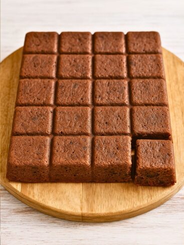 Brownies carrés sur une planche à découper en bois.