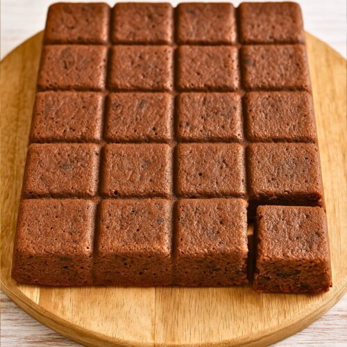Brownies carrés sur une planche à découper en bois.