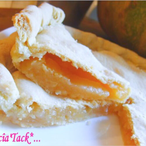 Part de tarte aux pêches maison sur assiette.