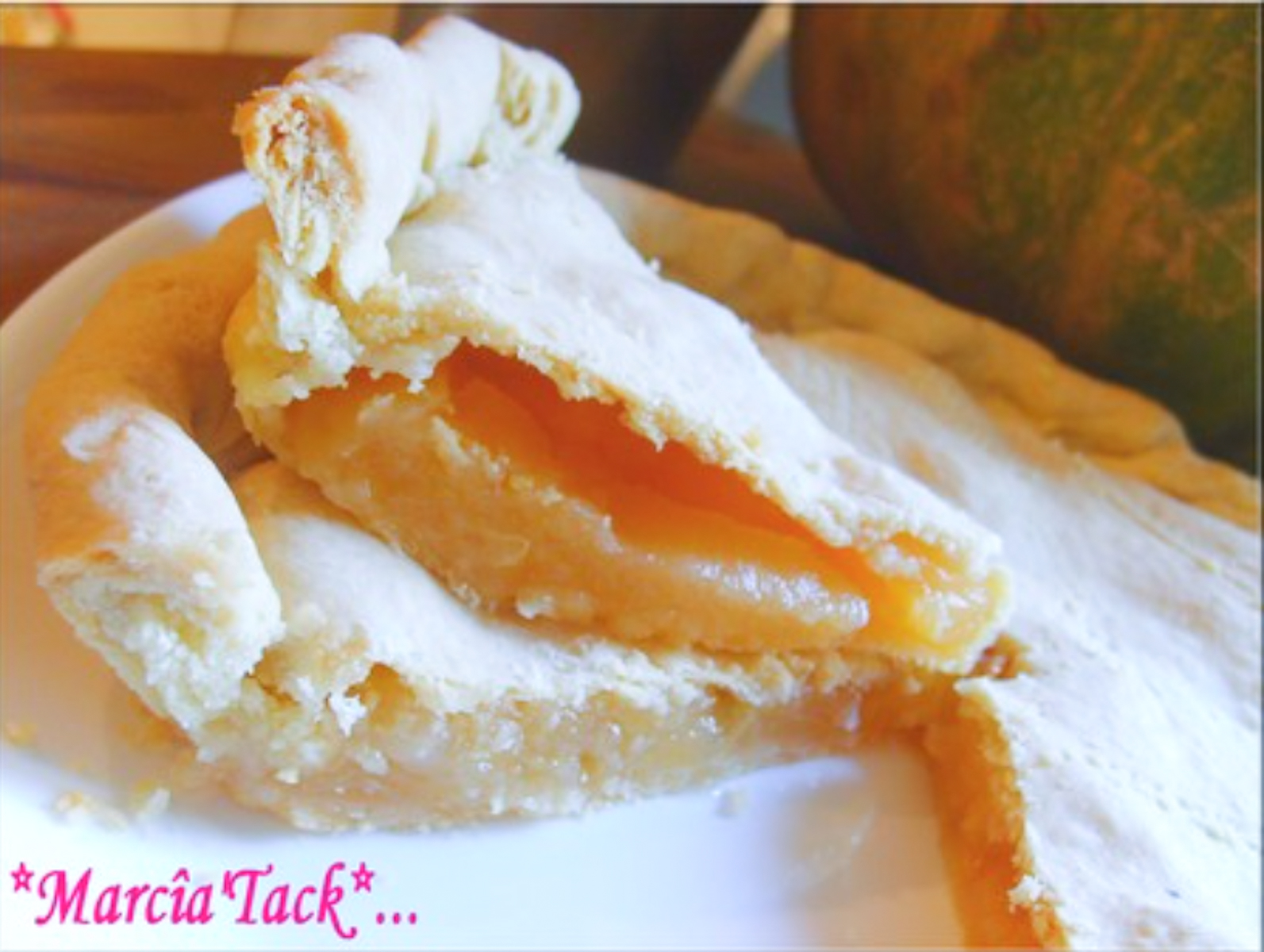 Part de tarte aux pêches maison sur assiette.