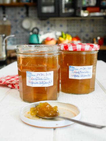 Pots de confiture artisanale de cédrat, cuisine en arrière-plan.