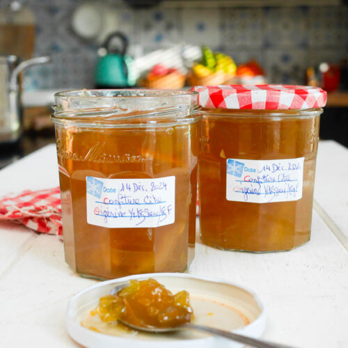 Pots de confiture artisanale de cédrat, cuisine en arrière-plan.