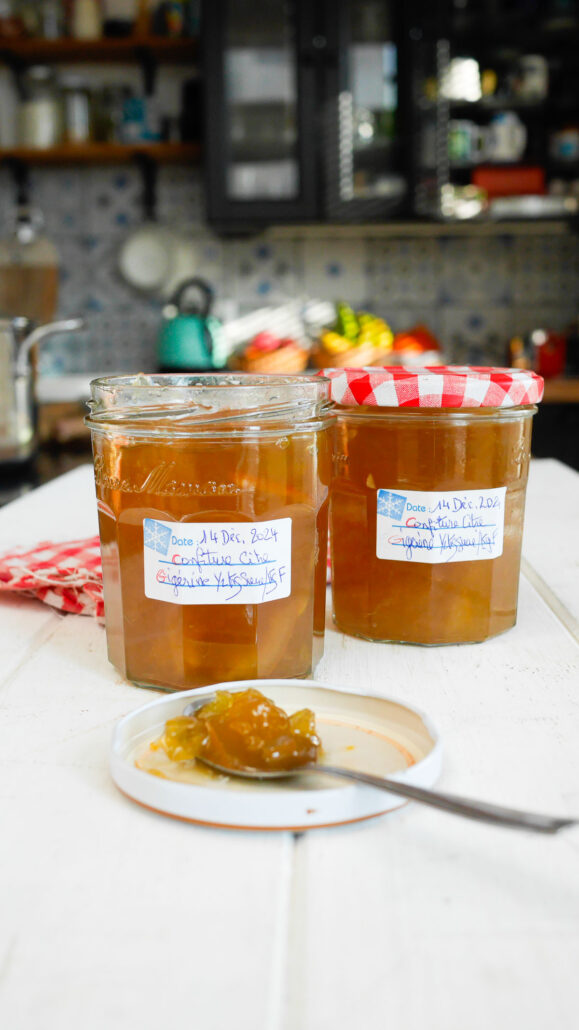 Une cuillère remplie de confiture de gigégrine