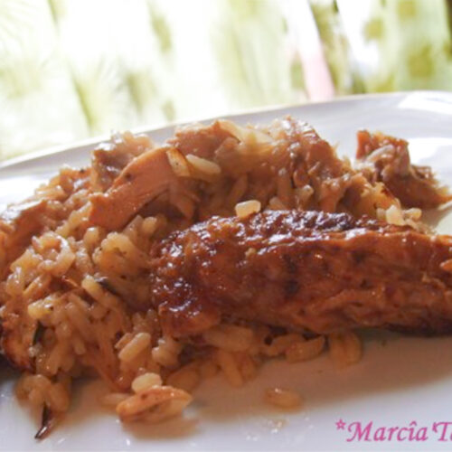 Plat de riz au poulet caramélisé.