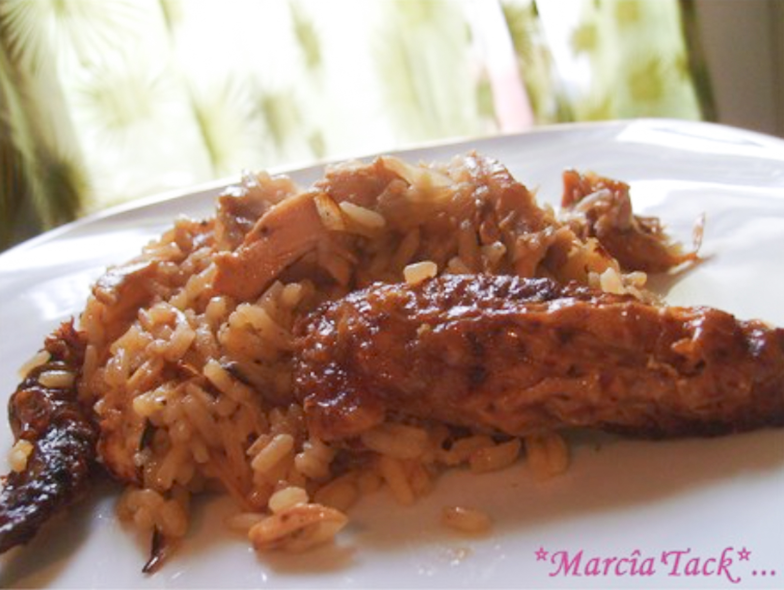 Plat de riz au poulet caramélisé.