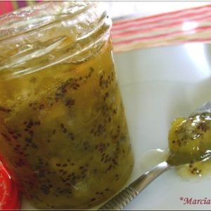 Confiture de kiwi maison dans un pot et sur cuillère