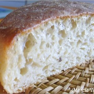 Tranche de pain de campagne frais, mie alvéolée.