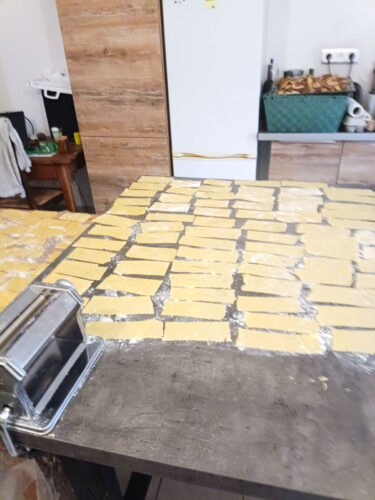 Fabrication artisanale de pâtes fraîches, cuisine familiale.