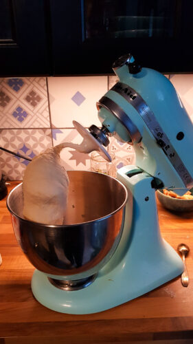 Pâte à pain dans un robot pâtissier KitchenAid turquoise.