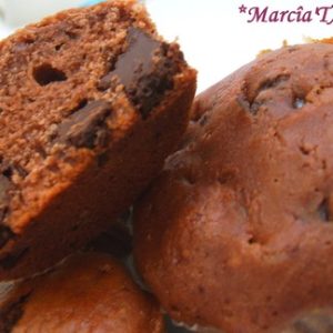 Muffins au chocolat, coupés et entiers