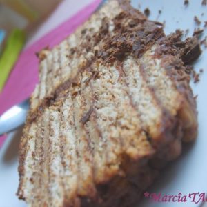 Gâteau au chocolat et biscuits, nappage chocolat râpé.