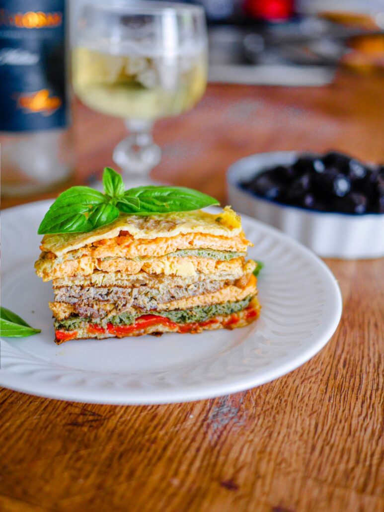 Gâteau de crêpes salées aux légumes et basilic.
