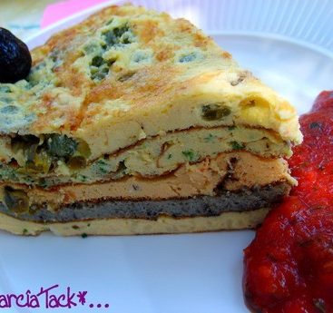 Gâteau salé à étages avec sauce tomate