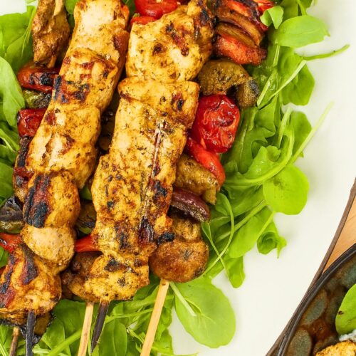 Brochettes de poulet grillées sur lit de roquette
