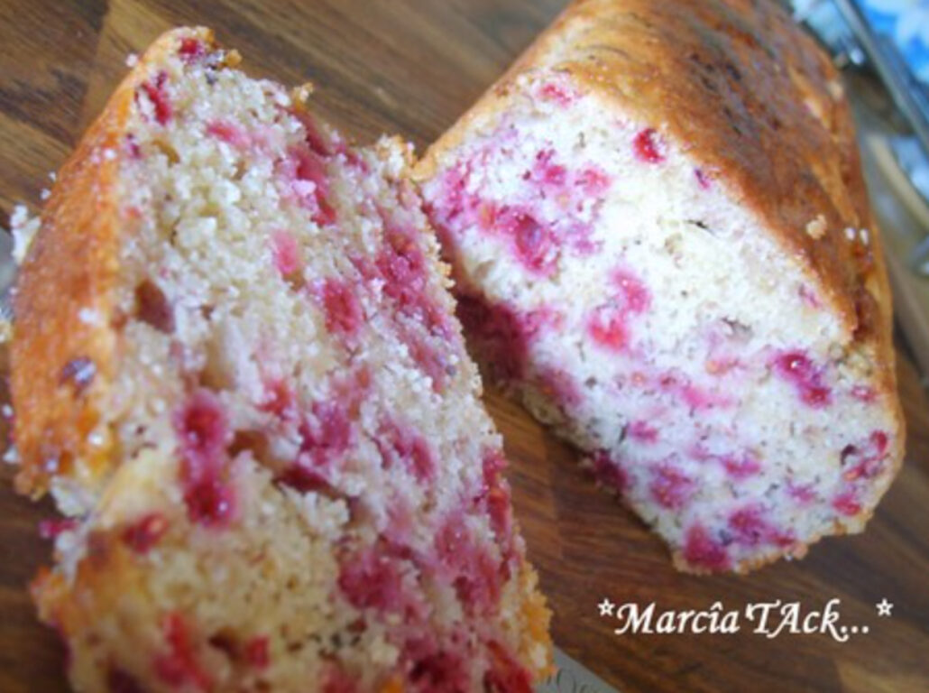 Cake aux framboises coupée en deux