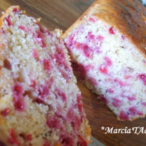 Gâteau aux framboises coupé, prêt à être dégusté