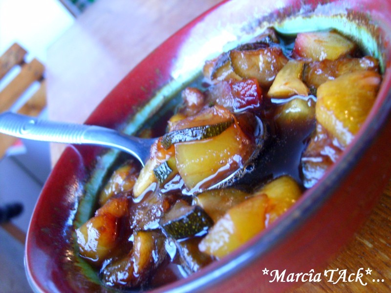 Chutney de légumes d'été dans un bol rouge